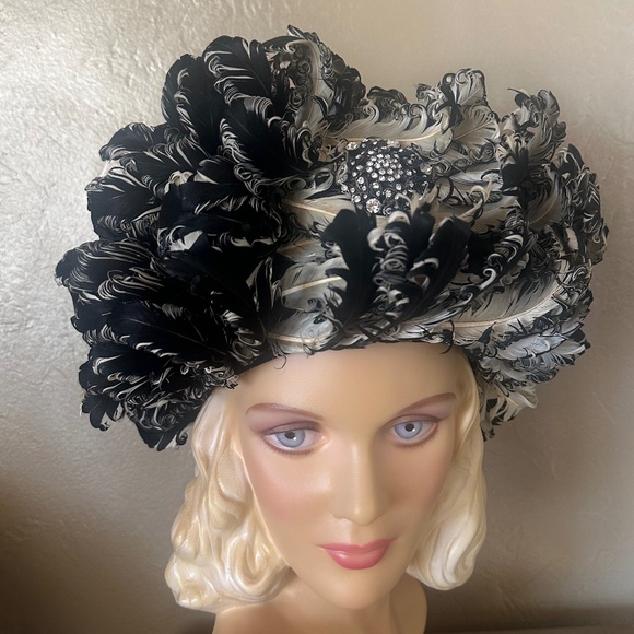 MASTERPIECE JACK MCCONNELL IVORY/BLACK CURLY FEATHER HAT + RHINESTONE BROOCH main image 13